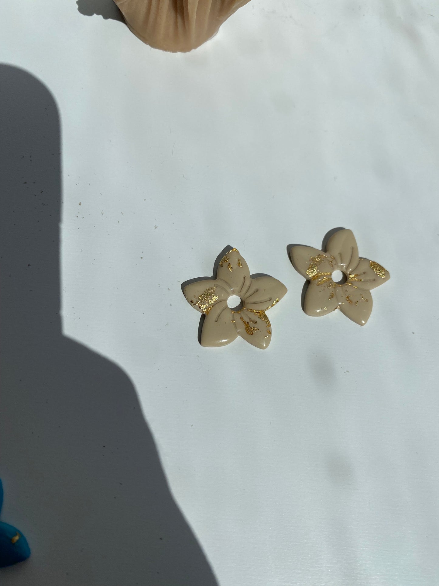 Liliane feuille doré I Breloques fleurs exotique interchangeables ( vendus sans créoles )