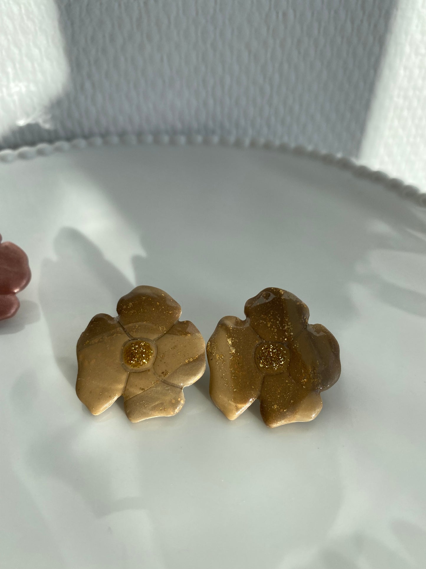 Alma I Puces d'oreilles fleurs asymétriques