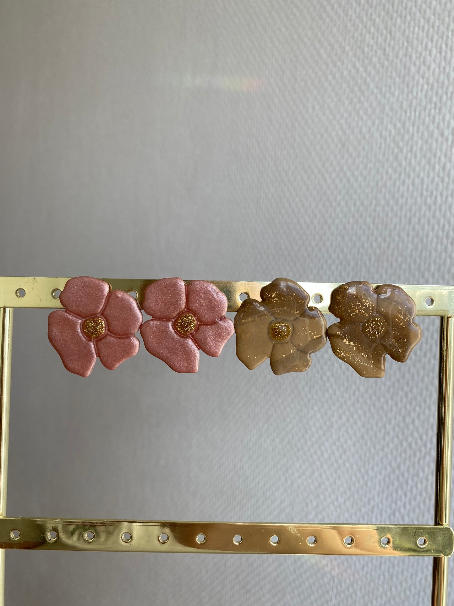 Alma I Puces d'oreilles fleurs asymétriques