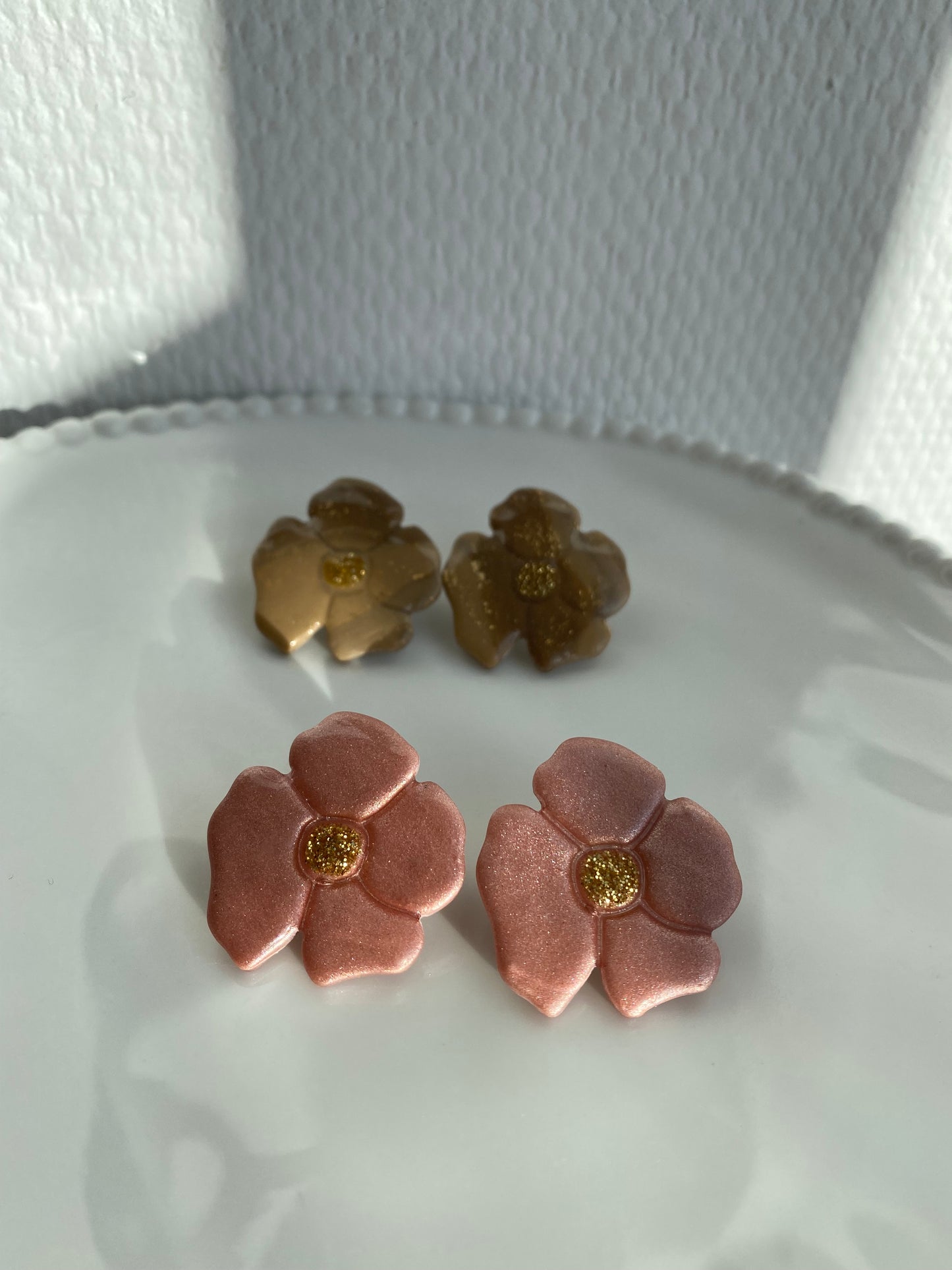 Alma I Puces d'oreilles fleurs asymétriques